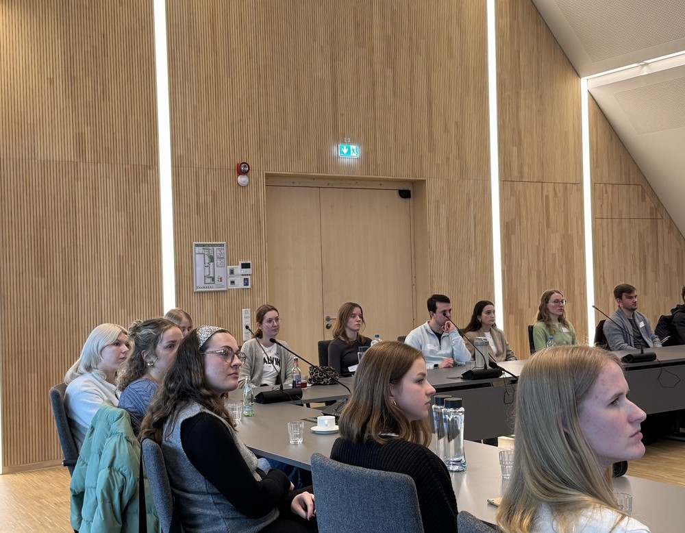 Viele Auszubildende sitzen in großem Konferenzraum und schauen nach vorne.