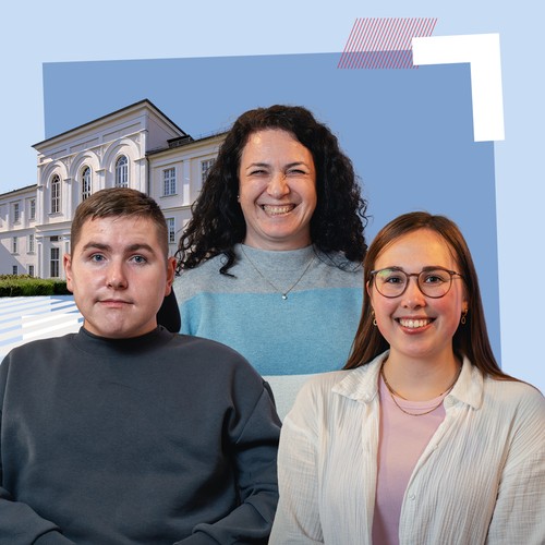 Ein Mann und zwei Frauen stehen vor einem blauen Hintergrund und einem LWL-Verwaltungsgebäude.