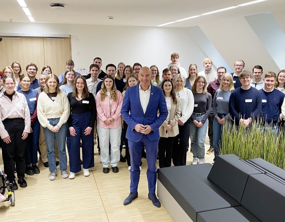 Gruppenfoto von LWL-Landesdirektor Dr. Georg Lunemann mit fertigen Auszubildenden