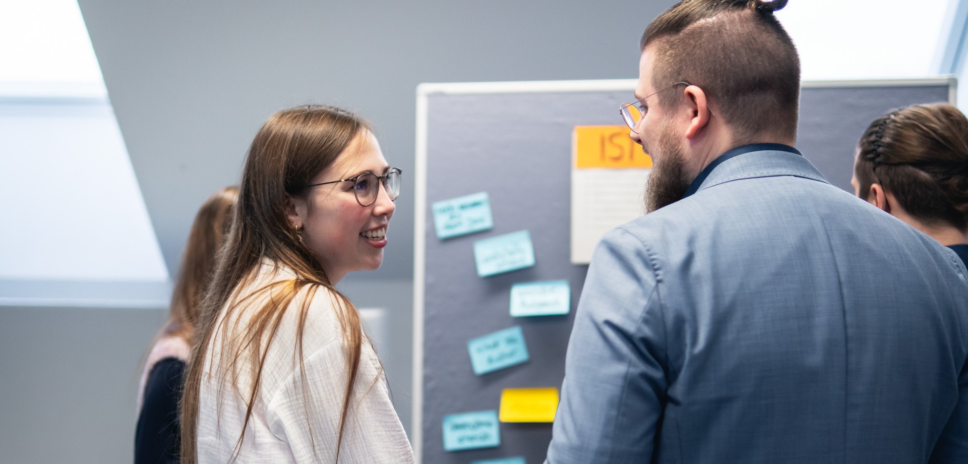 drei Auszubildende sprechen miteinander