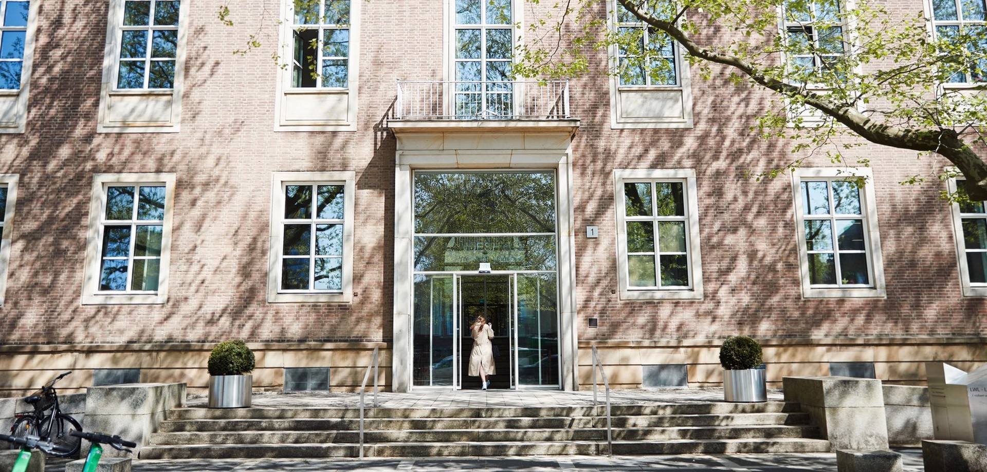 Eingang des LWL-Landeshaus in Münster.