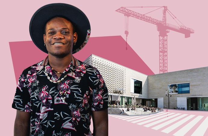 Technischer Mitarbeiter mit Hut steht vor pinkem Hintergrund mit Museumsgebäude und Baukran
