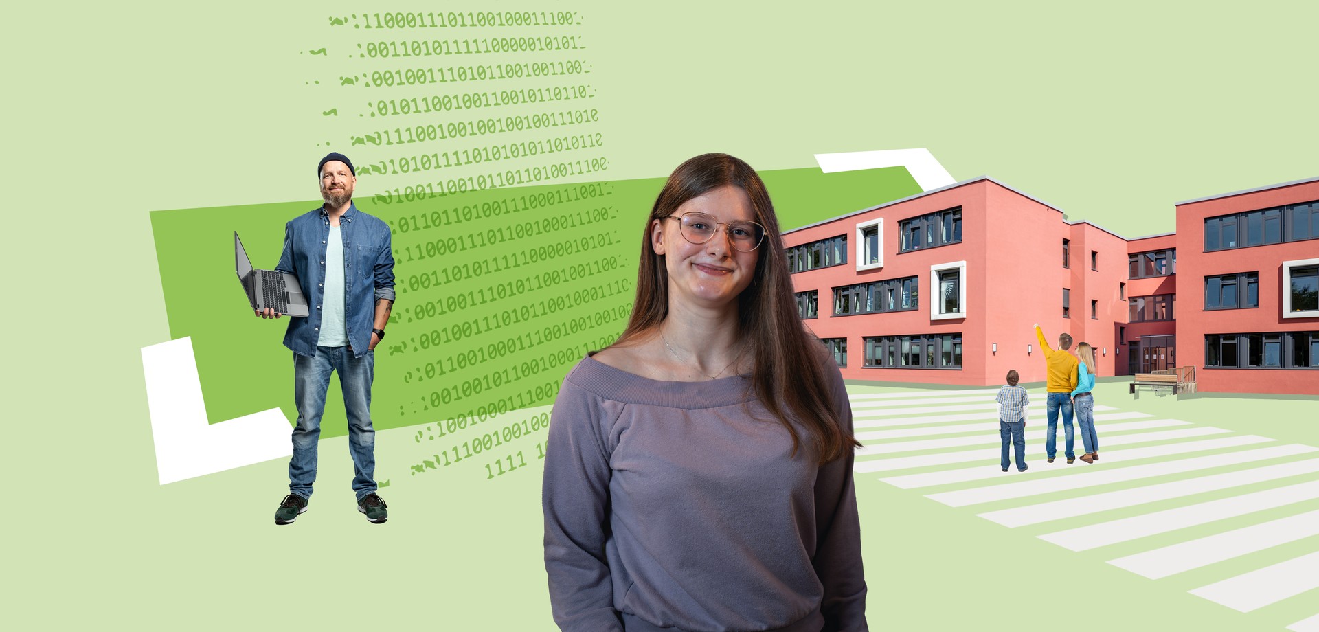 Junge Frau mit Brille, Mann mit Laptop im Hintergrund, Familie mit Frau, Mann und Kind, die auf das Verwaltungsgebäude zeigen.