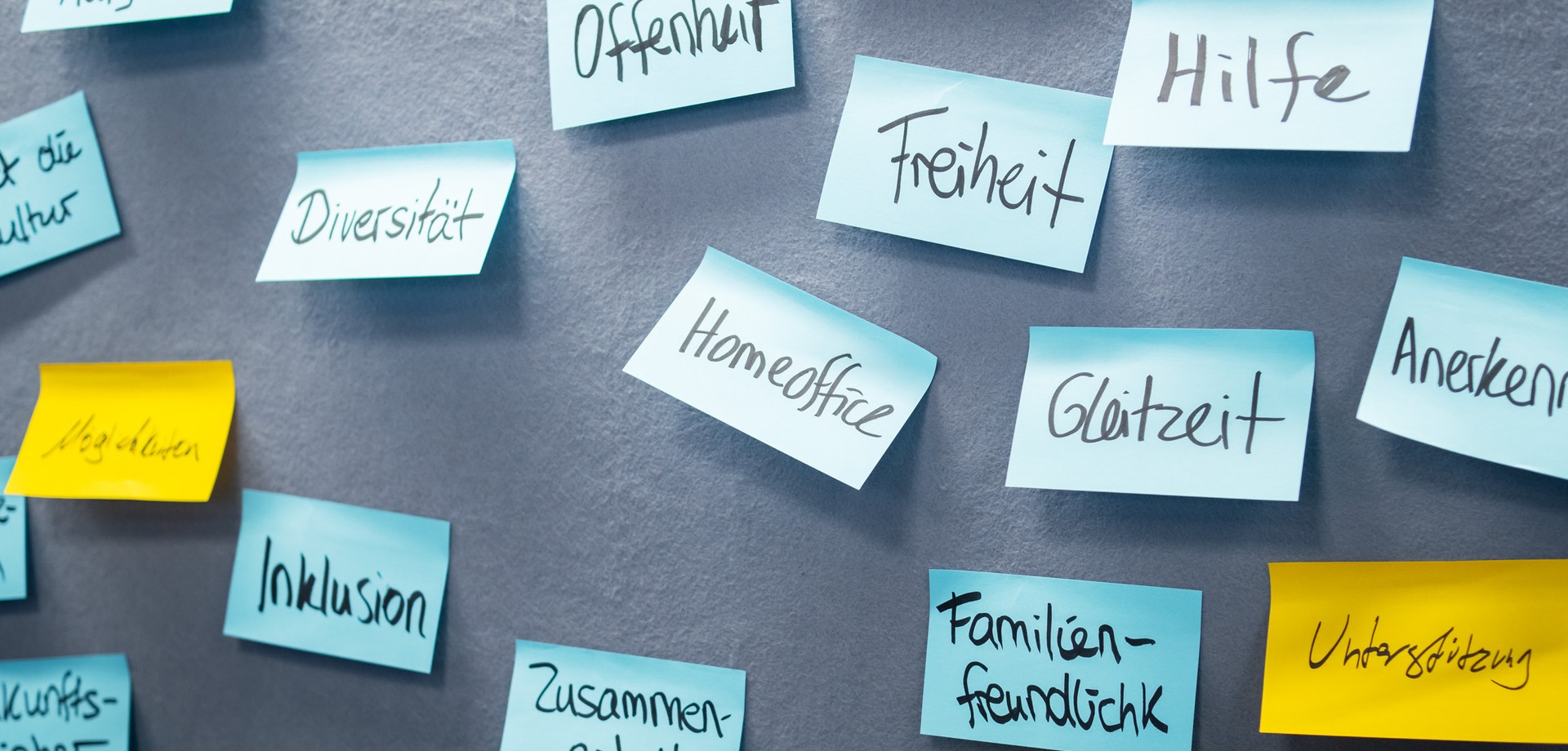 Pinnwand mit Post-its, auf denen Benefits stehen