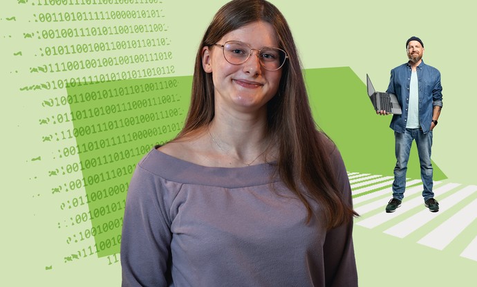 IT-Mitarbeiter steht mit Laptop in der Hand vor blauem Hintergrund.
