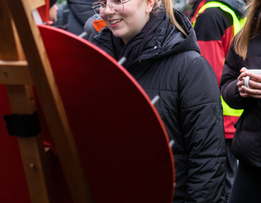 Auszubildende dreht an Glücksrad